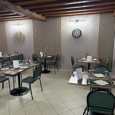 La Renaissance Hotel *