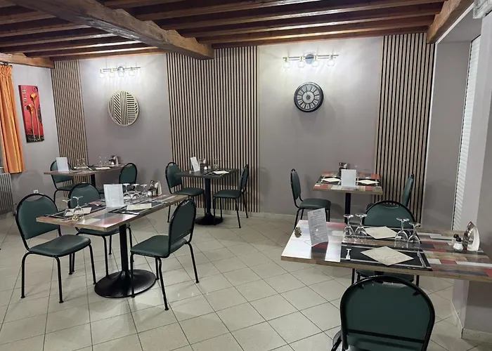 La Renaissance Hotel *